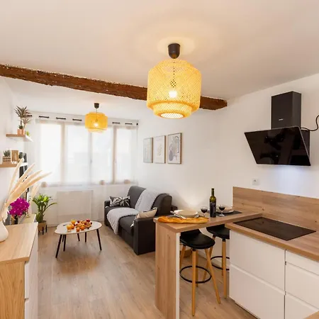 Beautiful Renovated Modern Apartmán