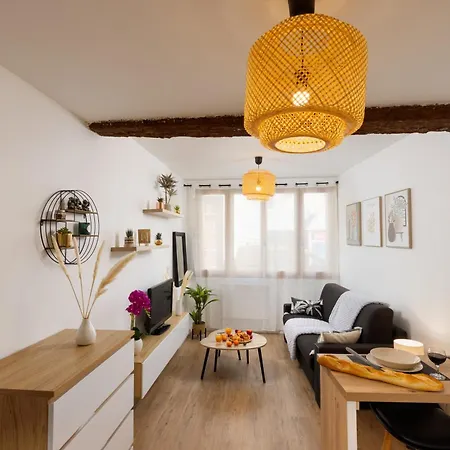 Beautiful Renovated Modern Apartmán *