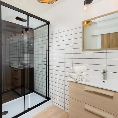 Beautiful Renovated Modern Apartmán