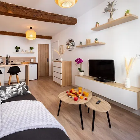 Beautiful Renovated Modern Apartmán